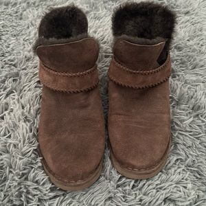 Mini Uggs - brown - size 6